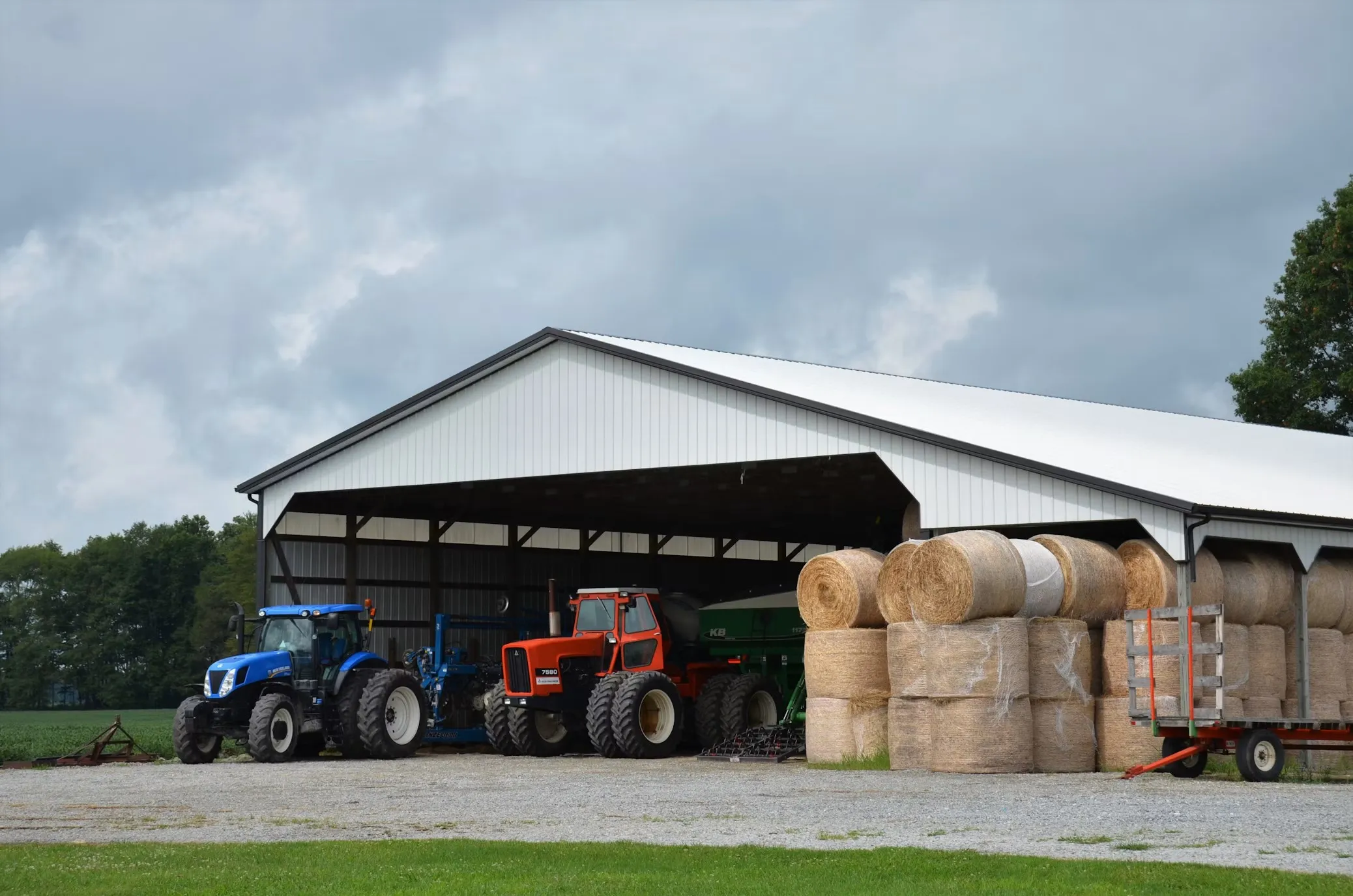 Hangar agricol cu tractoare și baloți de fân